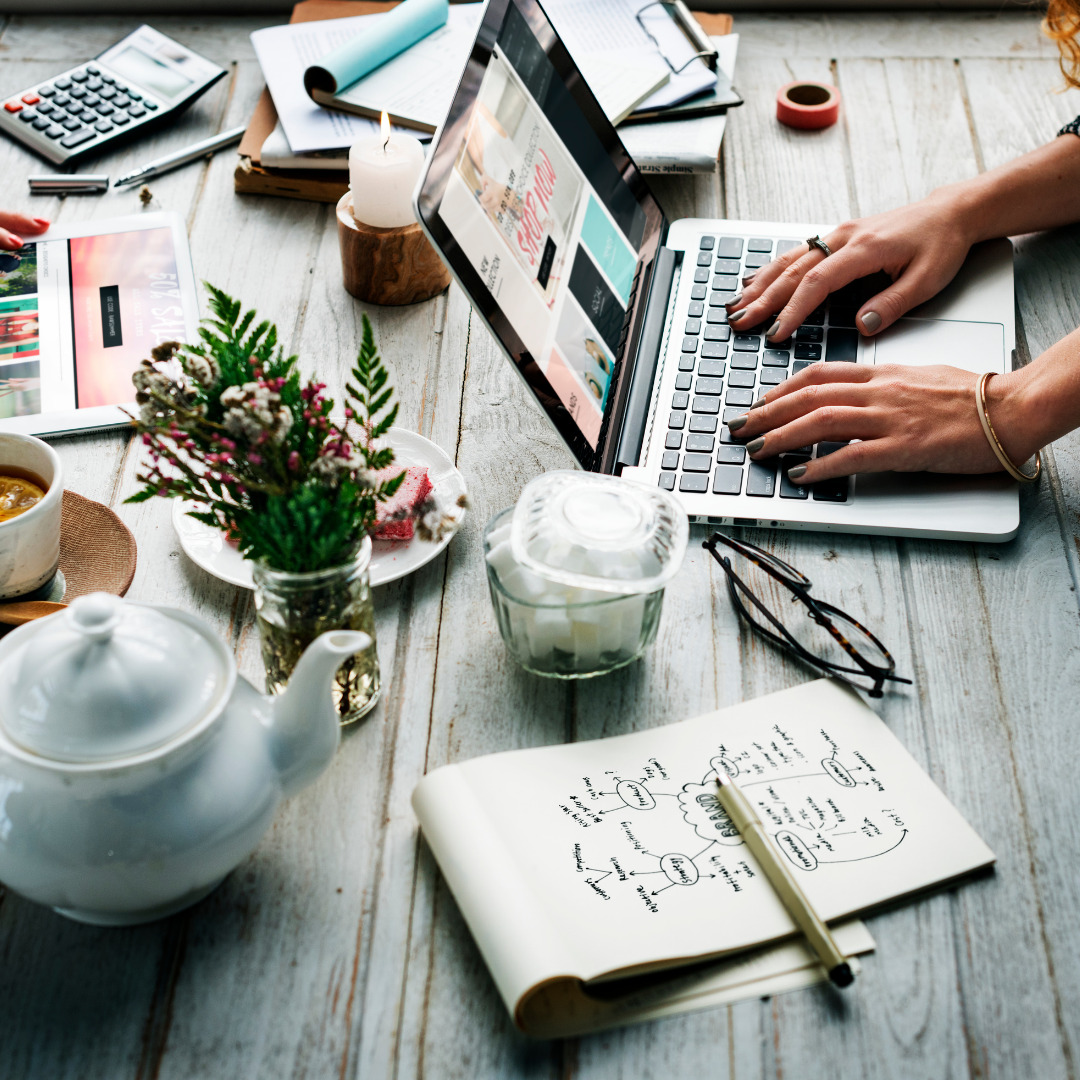 What is online advertising and what is it for?